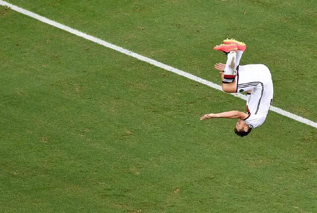 足球经典瞬间,克洛泽空翻失败是怎么回事