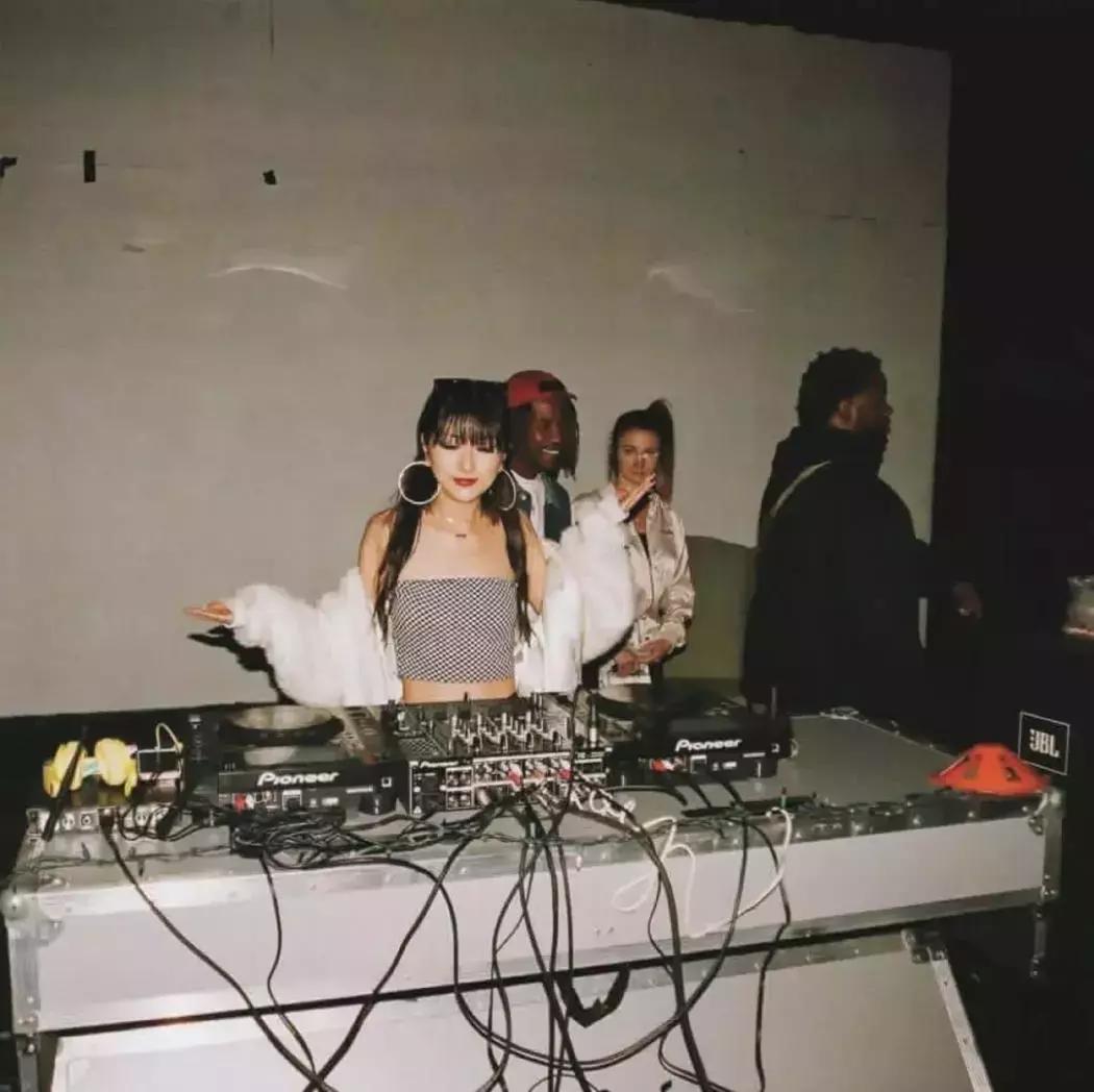 除了那位「E奶」女孩以外,DJ圈还有许多值得关注的小姐姐存在！