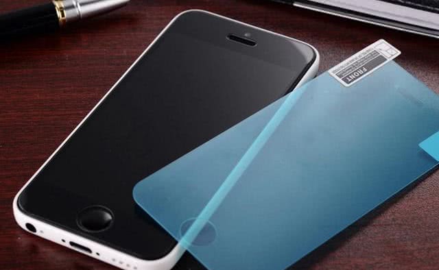 还在为你的手机屏碎发愁吗,手机贴软膜好还是钢化膜好