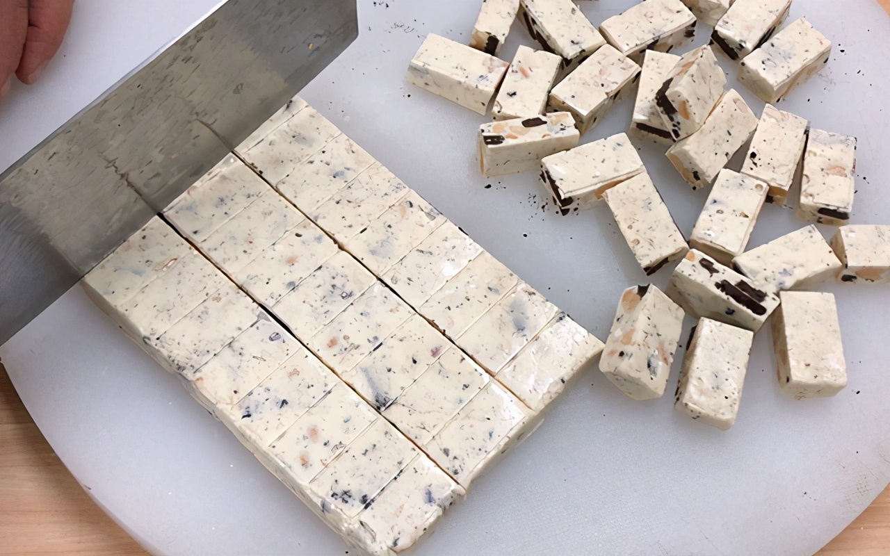 做牛轧糖好吃又简单没有黄油,自己做的牛轧糖味道棒棒哒