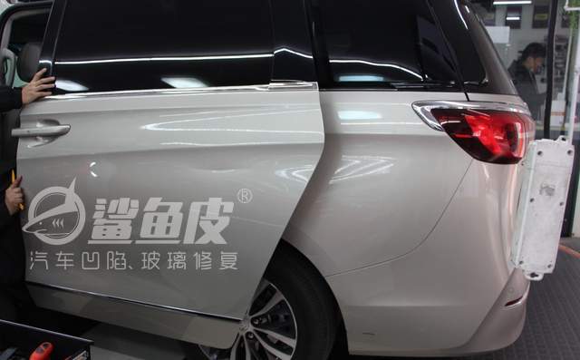 车门棱角凸陷如何无痕修复,别克车门深凹痕无痕修复案例