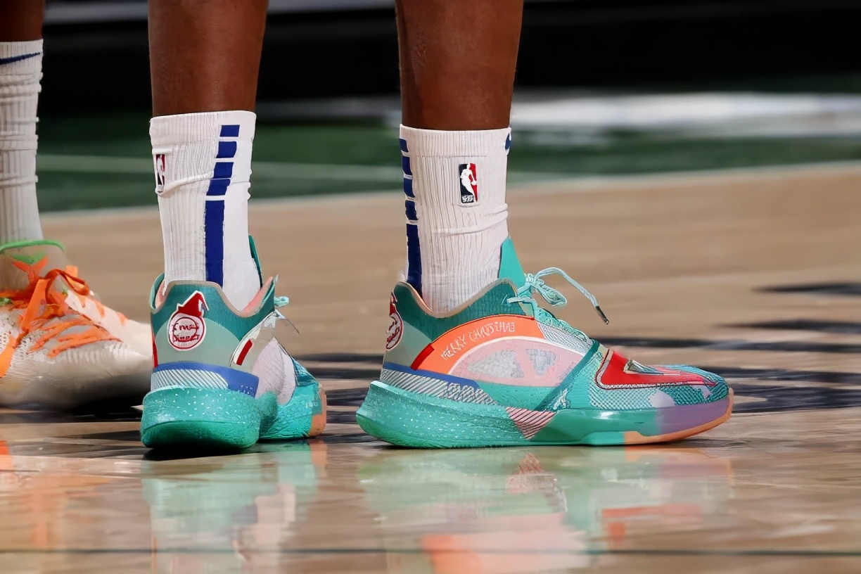 詹姆斯上脚安踏,nba球星上脚的安踏