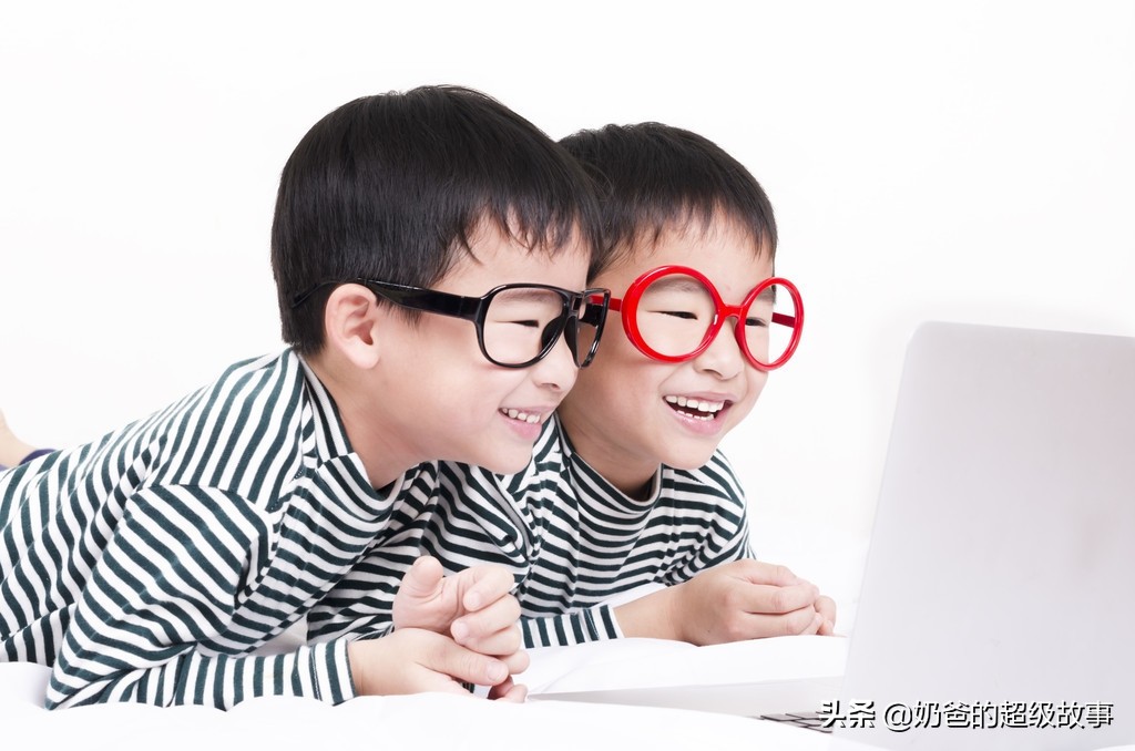 妈妈做了认为对的事情。但是在别人眼中，看到的却是孩子的自卑