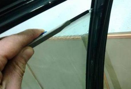 窗户上的玻璃胶有异味怎么处理,软玻璃胶有异味怎么解决