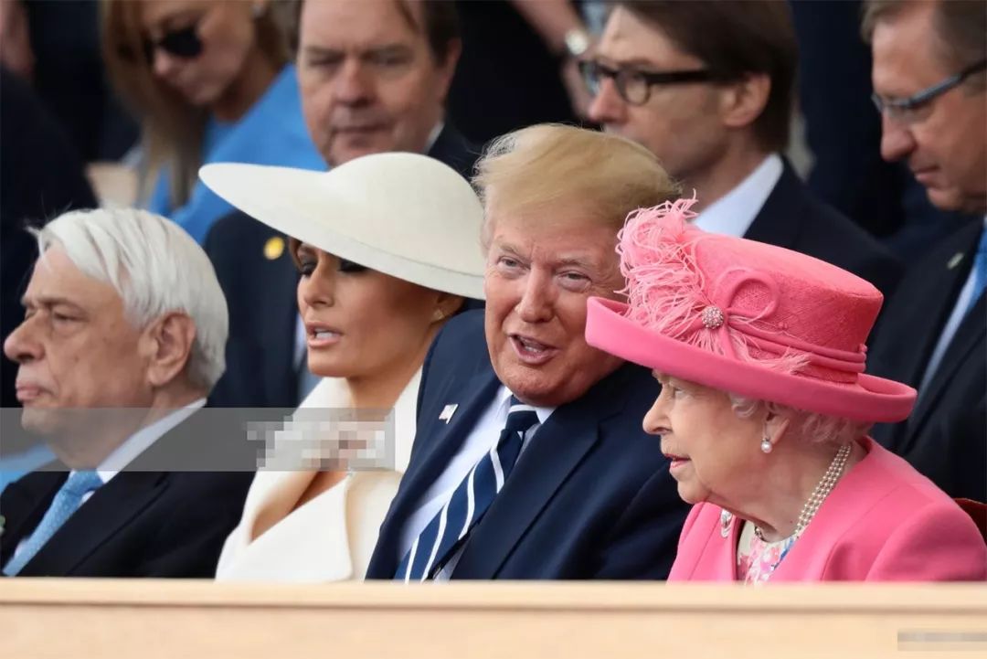 93岁女王带查尔斯出席活动，全场起立时，女王给儿子一个特别眼神