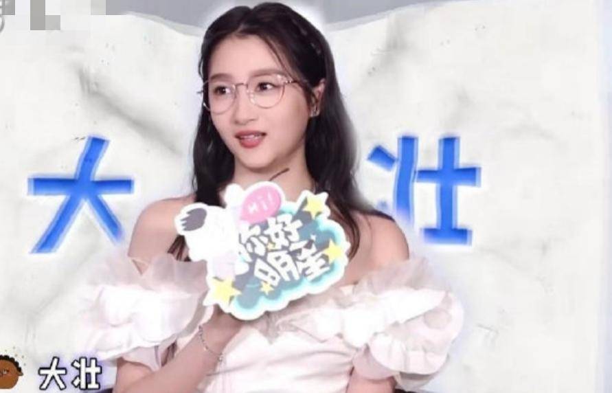 关晓彤深夜秀香肩,关晓彤上班路透照曝光