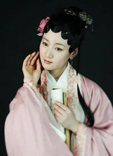 19岁大红却自毁名声，整容、当小三还撕原配太嚣张