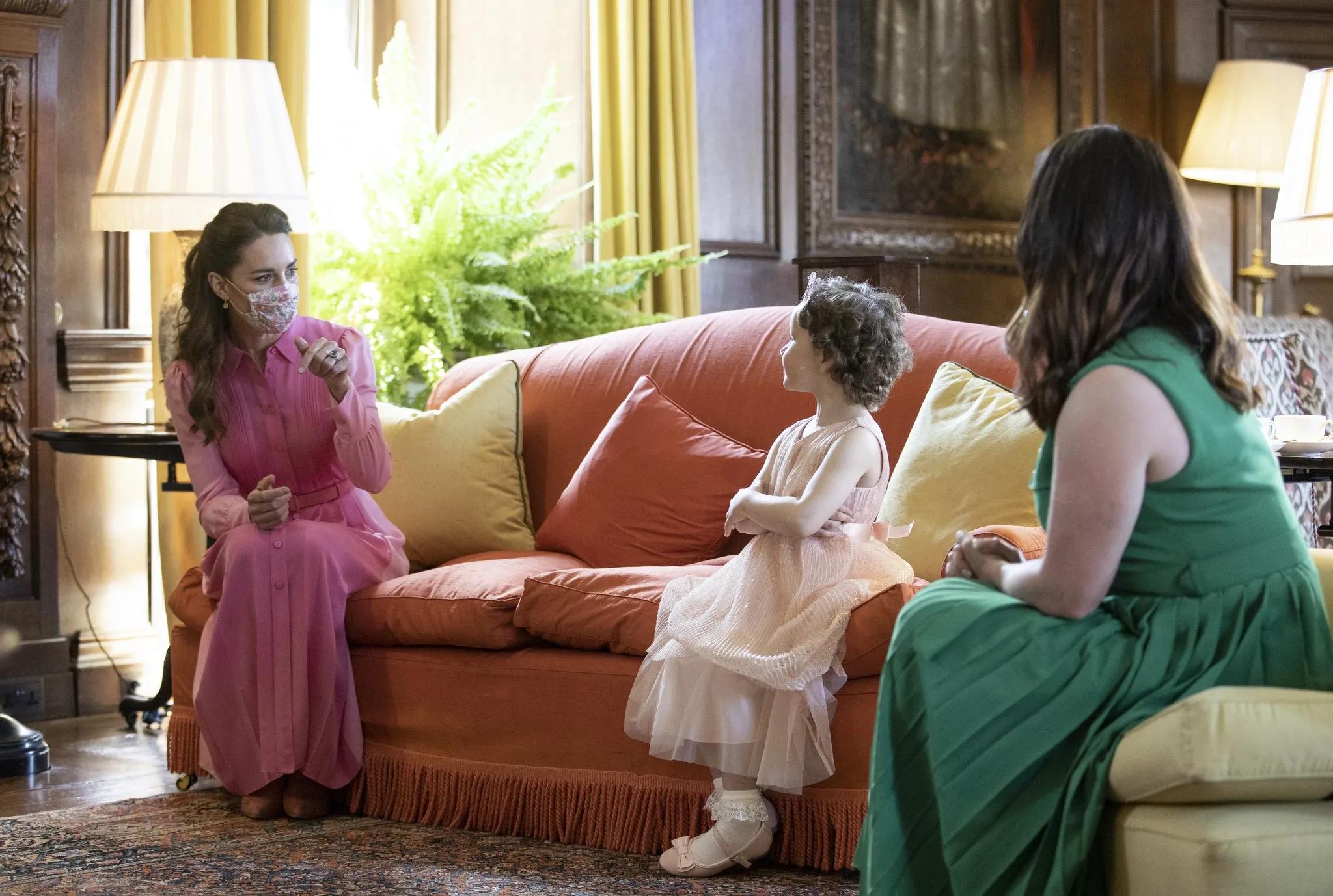 凯特用行动播撒爱，穿粉裙会见白血病女孩，曾经的承诺不曾忘记