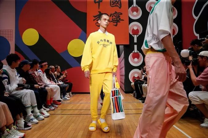 zara鍒涘浜哄勾鏀跺叆澶氬皯,zara鎹㈡柊鐨勫憳宸ユ湇