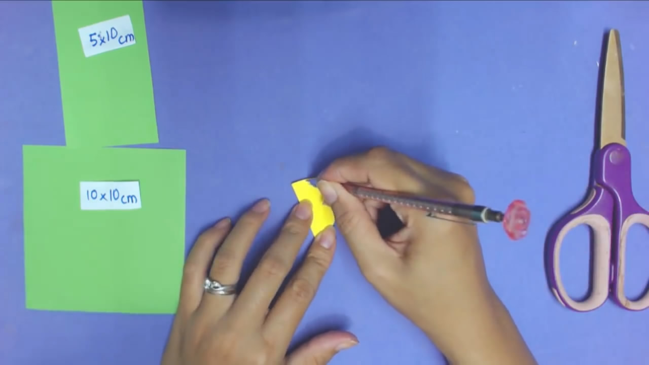 送给妈妈的用剪纸做的花朵手工,剪纸花朵制作教程步骤图解