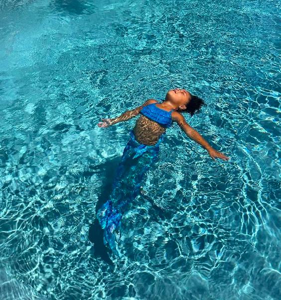 亿万富婆金小妹宠女无度！斯托米穿泳衣变美人鱼，偌大泳池开眼界