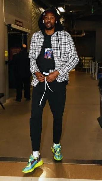 比打球更有范儿nba球员通道穿搭,专门分析nba球员穿搭