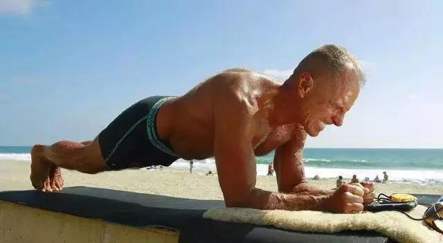 9小时30分钟平板支撑世界纪录,平板支撑吉尼斯世界纪录保持者