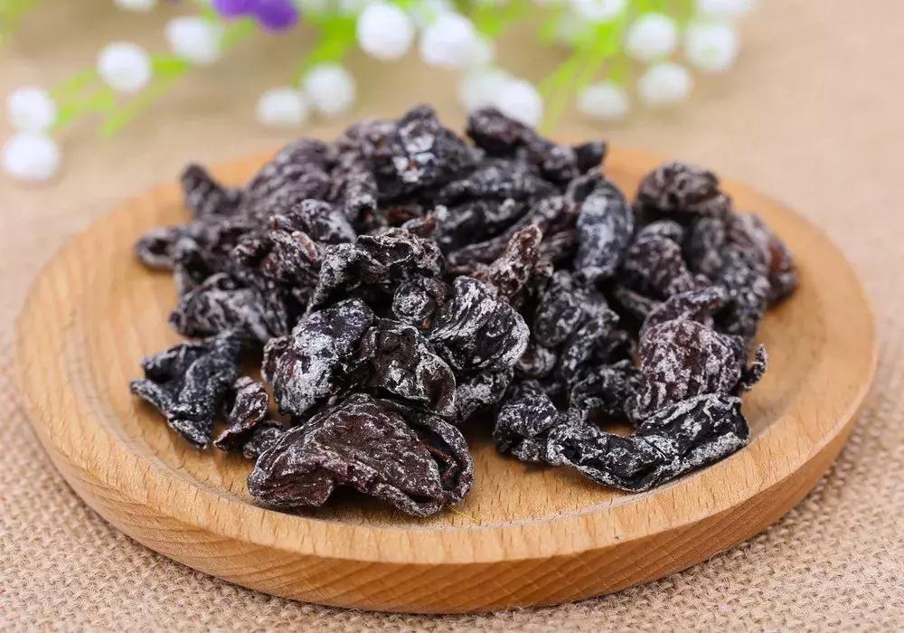 乌梅泡水喝的正确做法,夏天乌梅汤的功效与作用