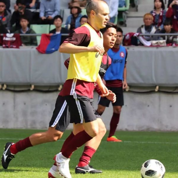 伊涅斯塔代言亚瑟士,伊涅斯塔代言的足球