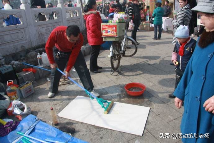 社区卖拖把1天赚30000元！他们怎么做到的？
