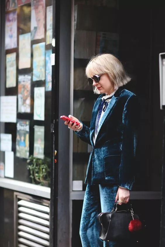 秋天穿丝绒太美太高级了 (轻薄高级的丝绒质地太讨人喜欢了)