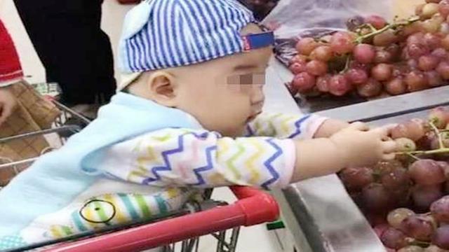 小孩超市偷东西被骂,小孩超市偷窃被发现妈妈包庇后续