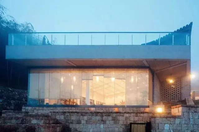 德清最高峰上的云端民宿，躺在离星空最近的床上