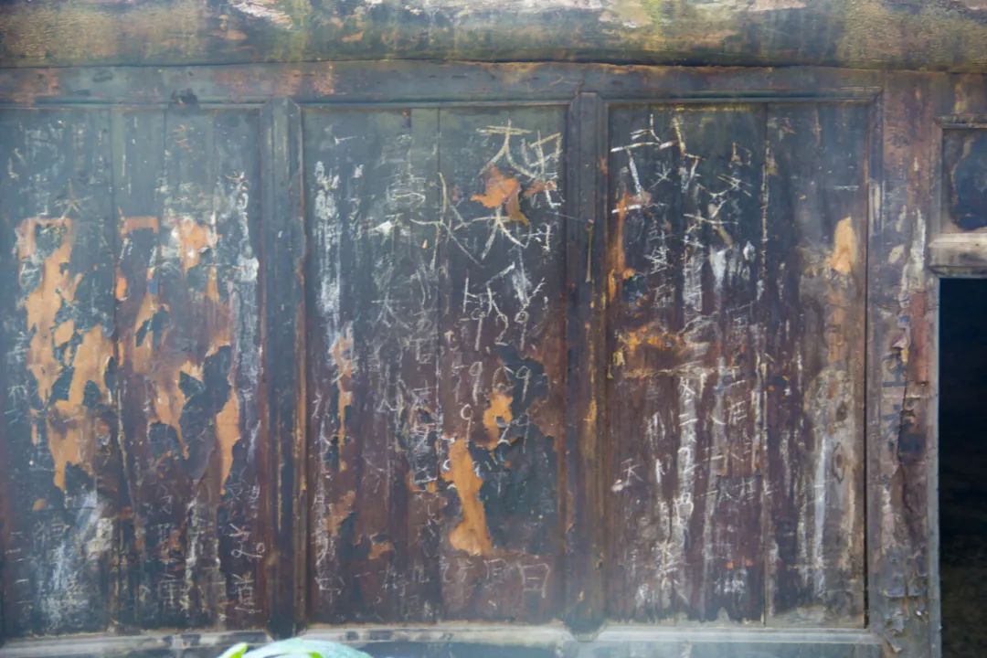 秦岭山中出现一茅屋，主人不在家，只见门口板凳上放着一个铜烟锅