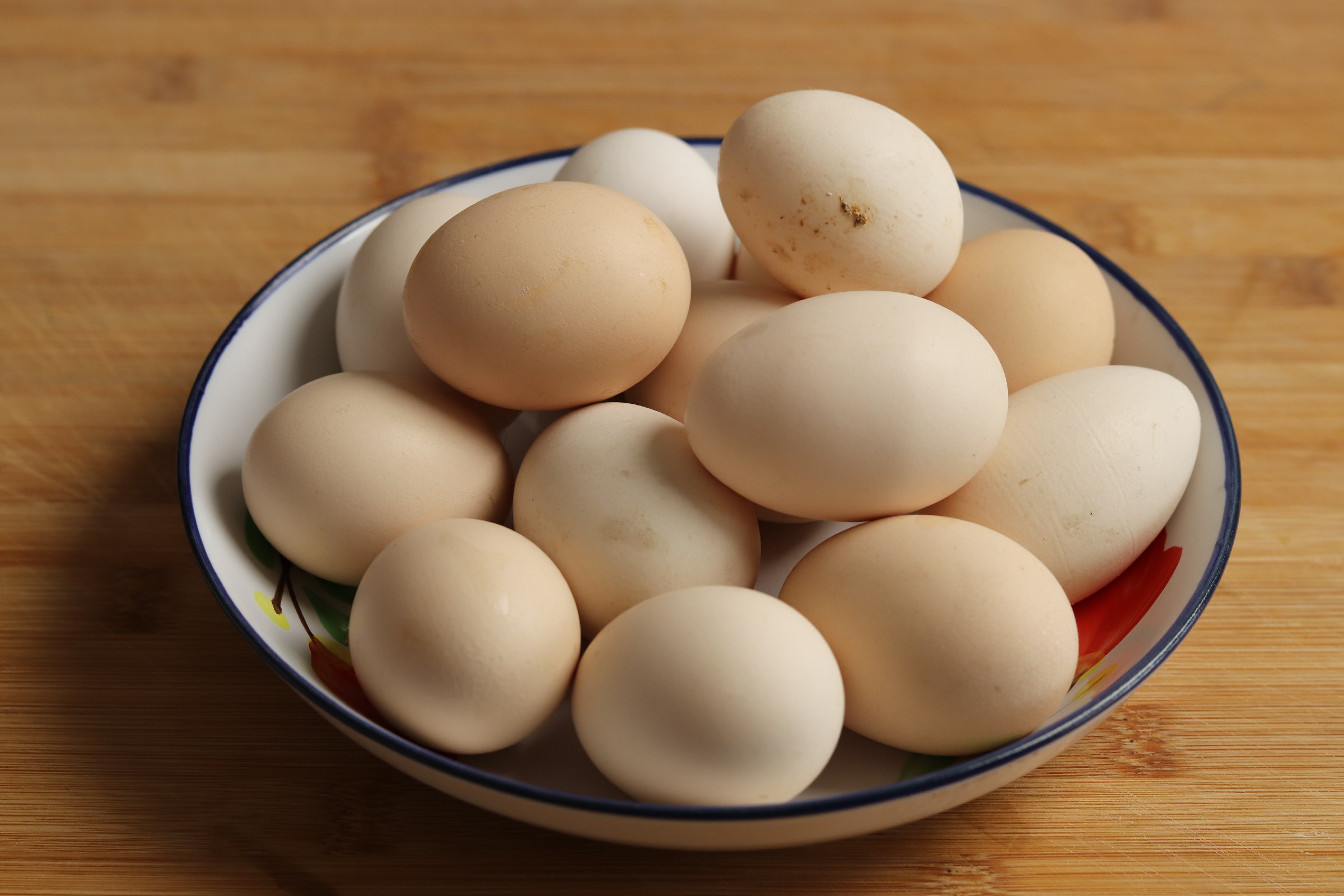 煮熟的鸡蛋放冰箱冷藏保存多久,煮熟带壳鸡蛋放冰箱可以保存几天