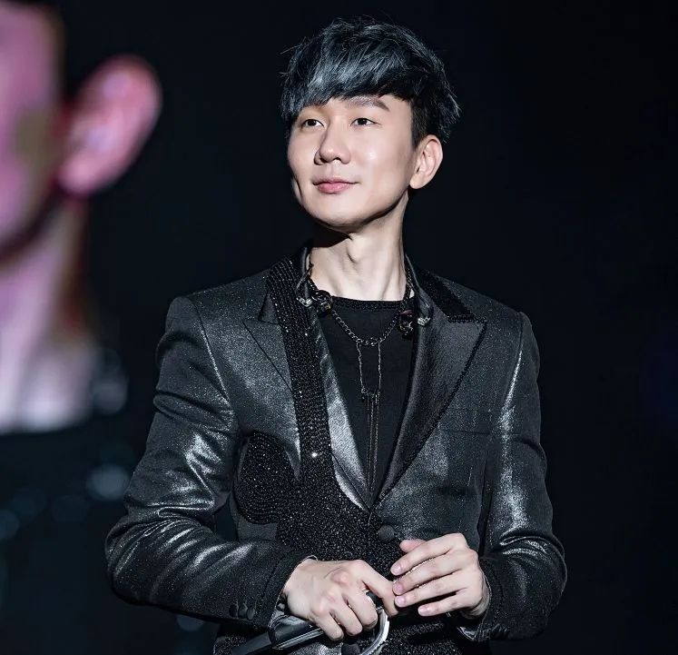 7岁女童案板下学习一个月走红,湖北7岁女孩躲菜市场案板下上课