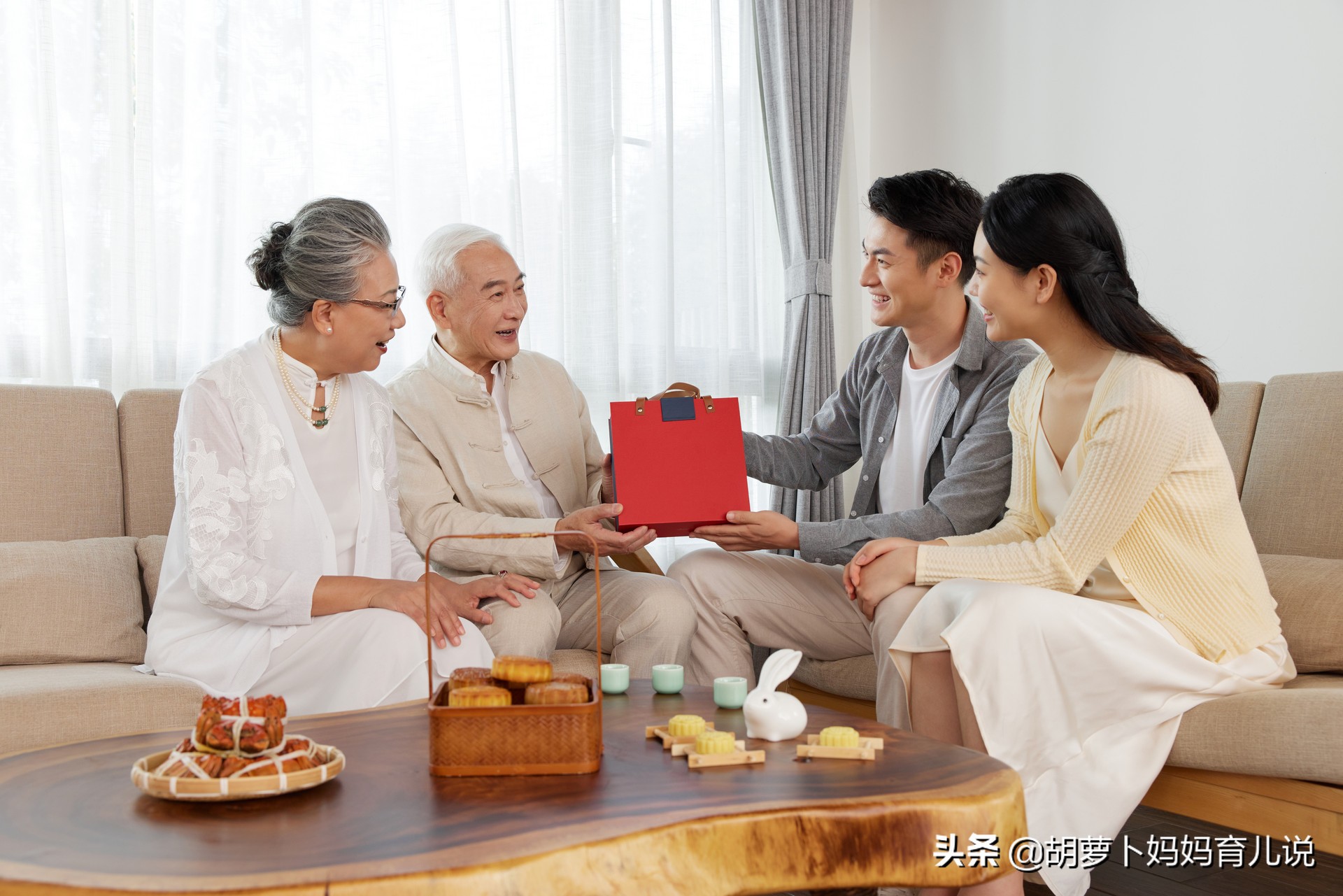 90岁爸爸给70岁儿子喂红烧肉,95岁的父亲给儿子夹红烧肉