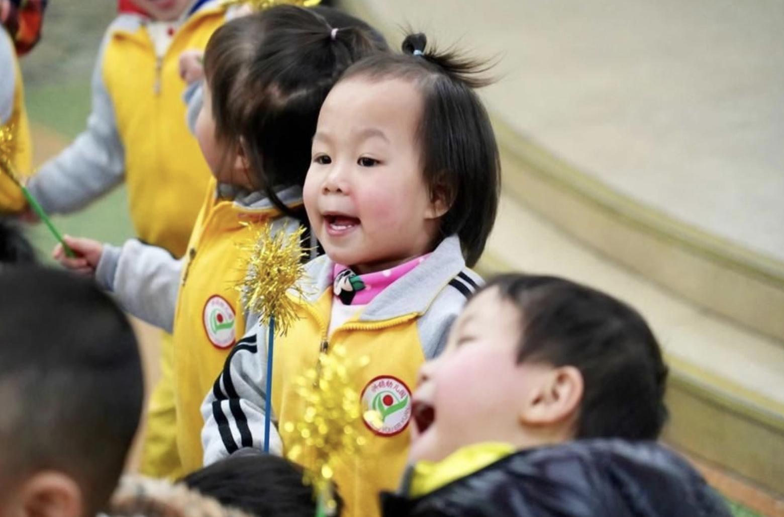 特别爱说话的孩子如何管教,孩子说话过分该如何教育