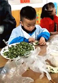 贾玲在沙发上翘二郎腿搞笑图片,贾玲跷二郎腿动图下载