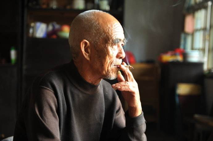 公公烟不离手，看到他把宝宝的鞋底烫出一个大洞，我吓得一身冷汗