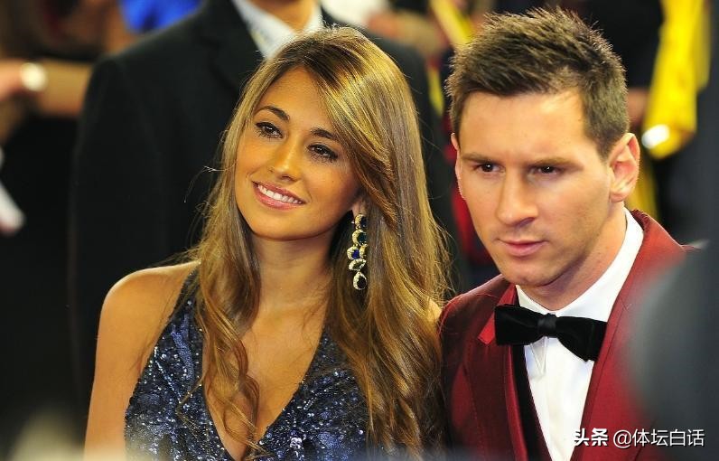 梅西亲吻大力神杯全场沸腾,梅西三个儿子帮梅西颁进金球奖