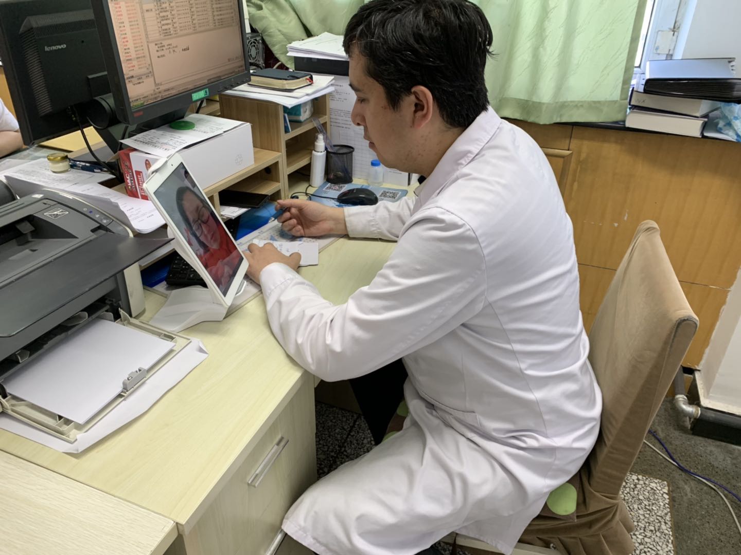 视频问诊+药品配送，患者足不出户就看上*疆新**这家医院大专家