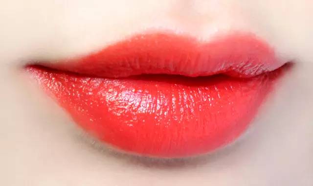 肤色偏黑想化妆成冷白皮怎么办,肤色黑怎么化妆不显老