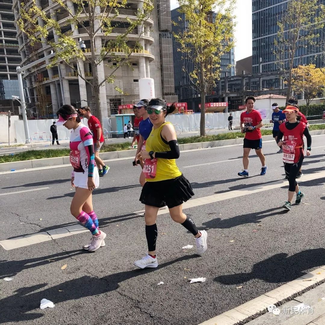 怀孕七八个月跑马拉松,怀孕8个月的准妈妈跑完马拉松