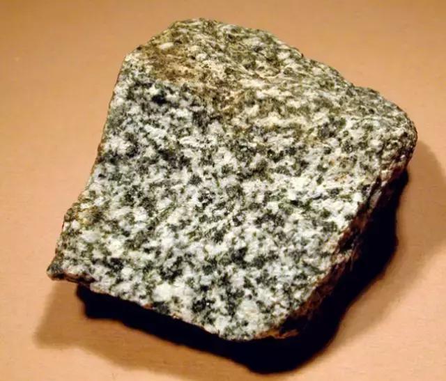 常见岩浆岩识别记录表,常见岩浆岩的认识和鉴定实验报告