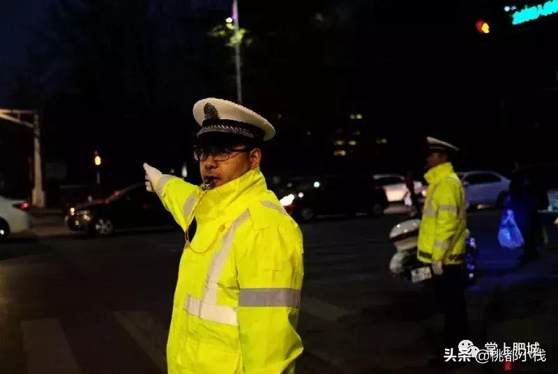 59岁了还在指挥交通！他已经从“蜀黎”变成了“爷爷