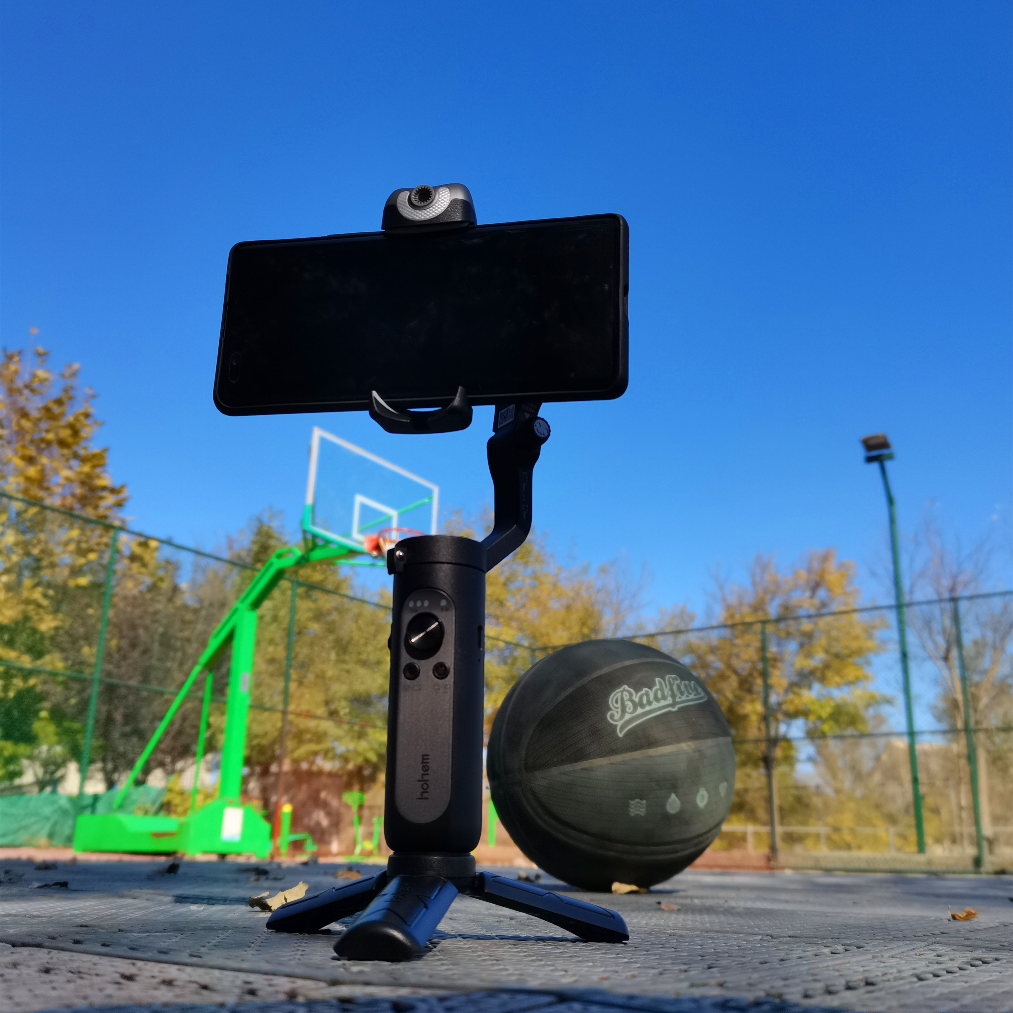 视频聊天还费力举着手机？用浩瀚V2手机云台，稳定、补光、跟人走