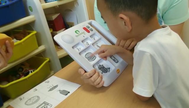 借助沟通辅具,5岁语障儿童第一次“说”出了“我爱妈妈”