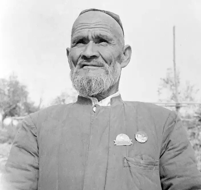 *疆新**库尔班大叔骑驴去北京面谢毛*东泽**，见面时却说：想要条绒布