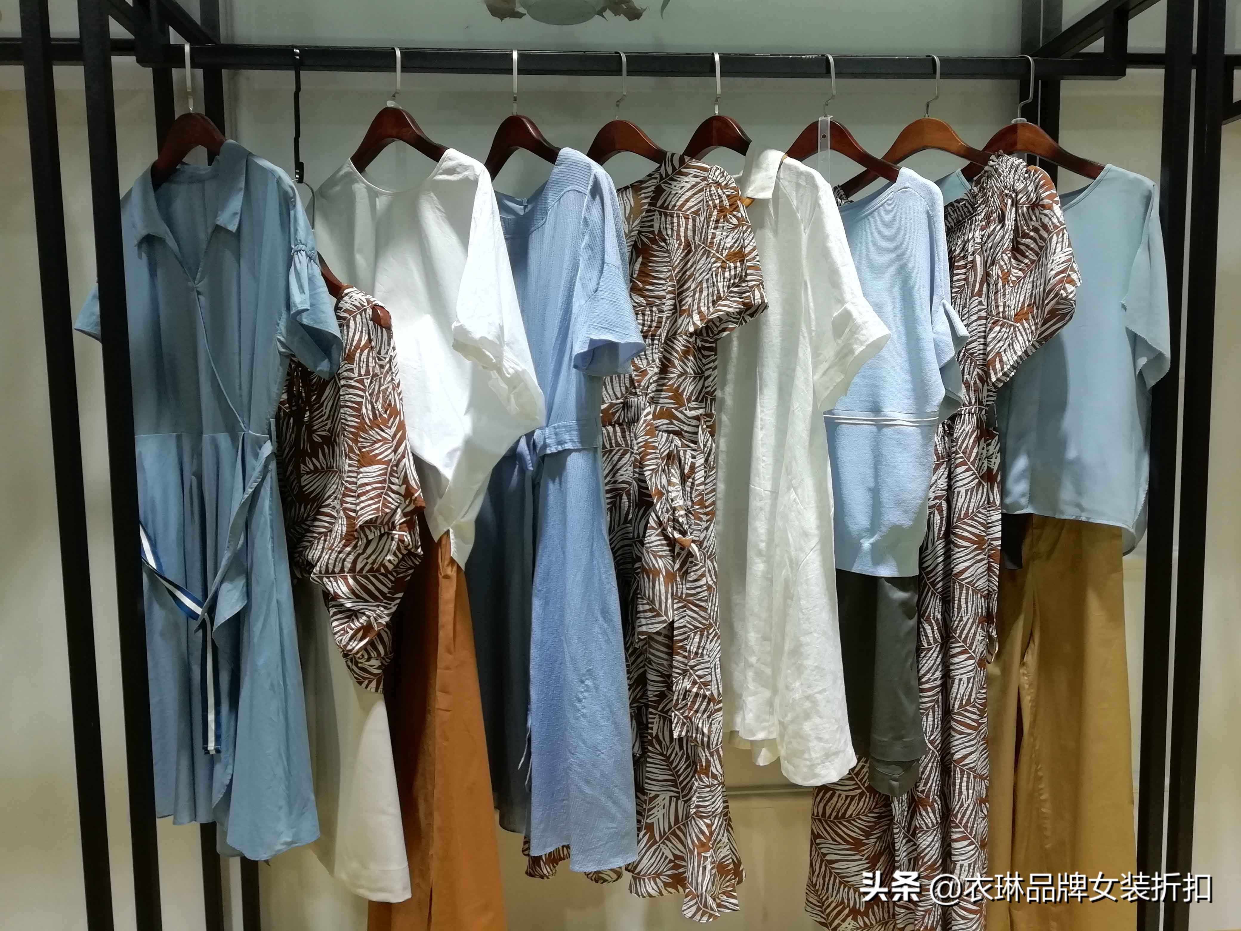 在哪里能买到大牌正品女装低价的,女装批发网一手货源哪个靠谱