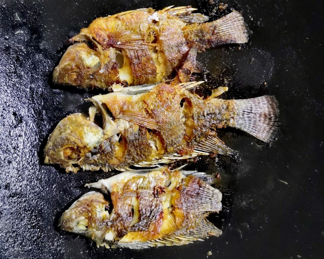 煎鱼入味不破皮全靠这招,煎鱼不掉皮的小诀窍