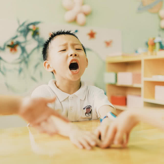 摄影师镜头里的幼儿园小朋友,摄影师给幼儿园小朋友拍照