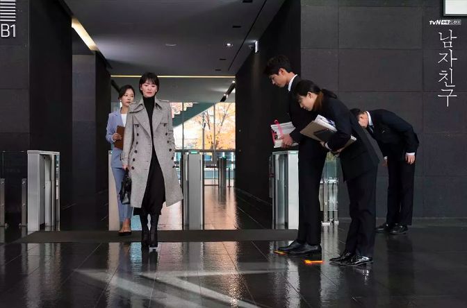 比起《男朋友》剧情，宋慧乔的大衣和高领衫更值得看！