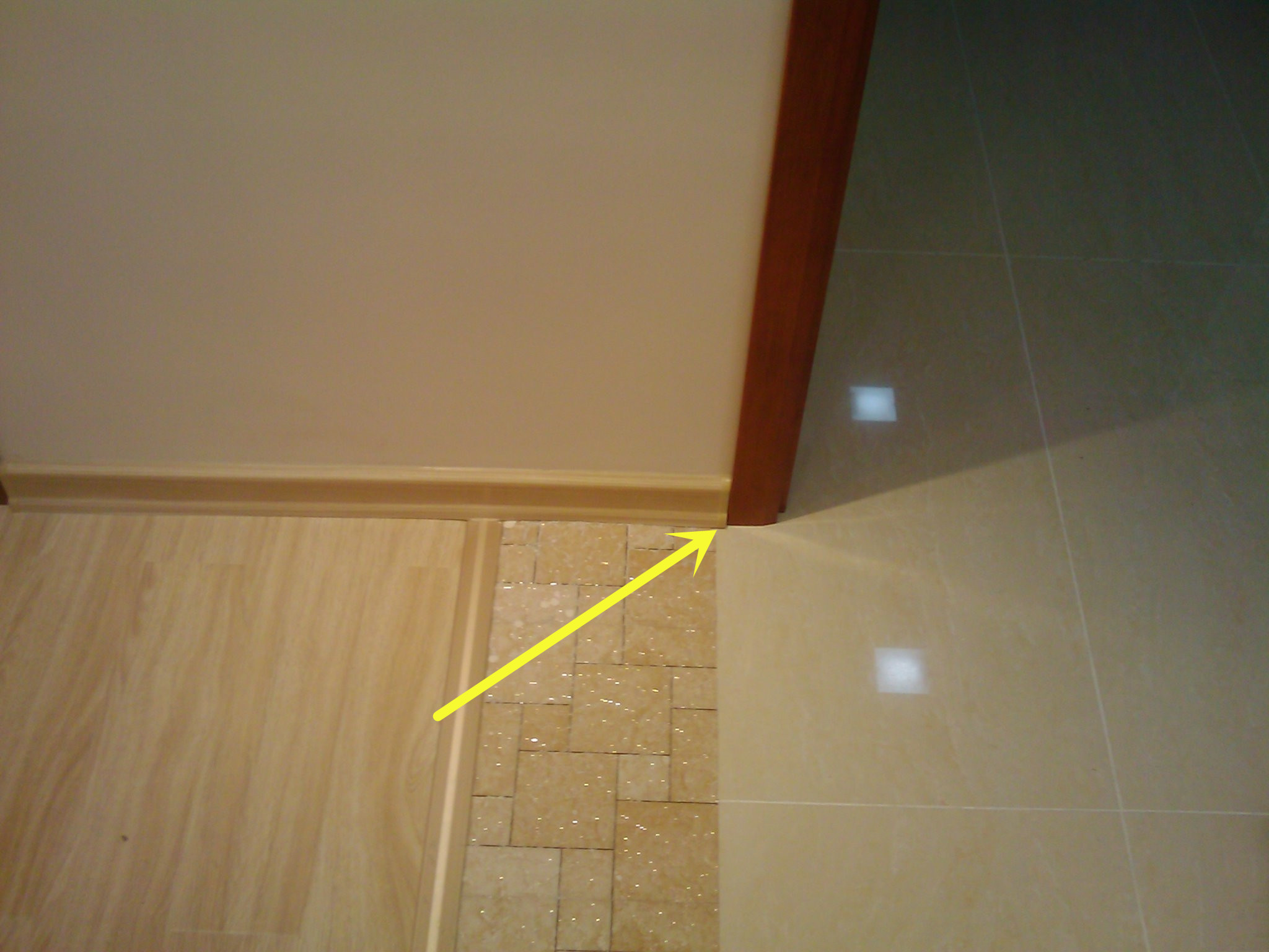 不锈钢门套跟木踢脚线怎么收口,隐藏式踢脚线跟门套缝隙怎么收口