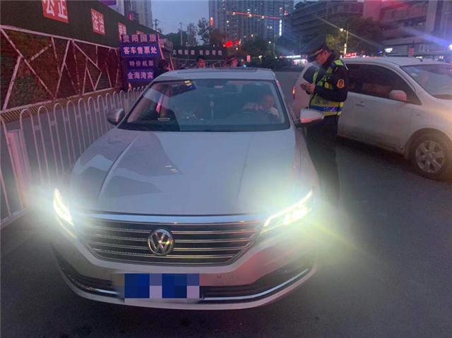 贵阳一男子被判10年,找交警问路被处罚