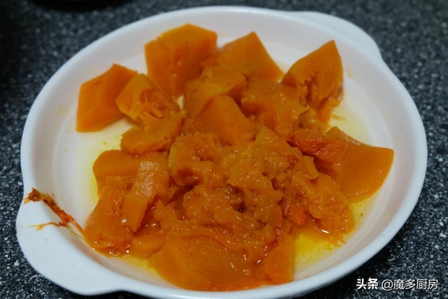 手把手教你做玫瑰花馒头，南瓜泥揉面，色泽金黄口感香软，好吃