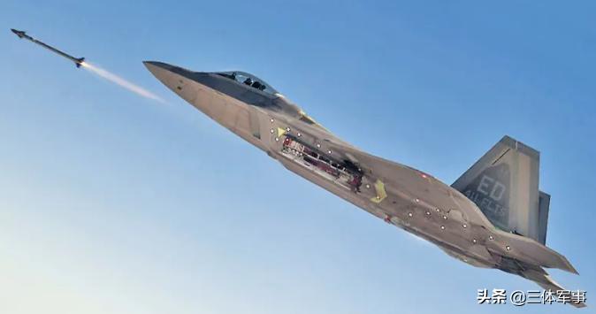 飞行员右眼前面的小镜片才是F-22的杀手锏：导弹发射前可反向锁定