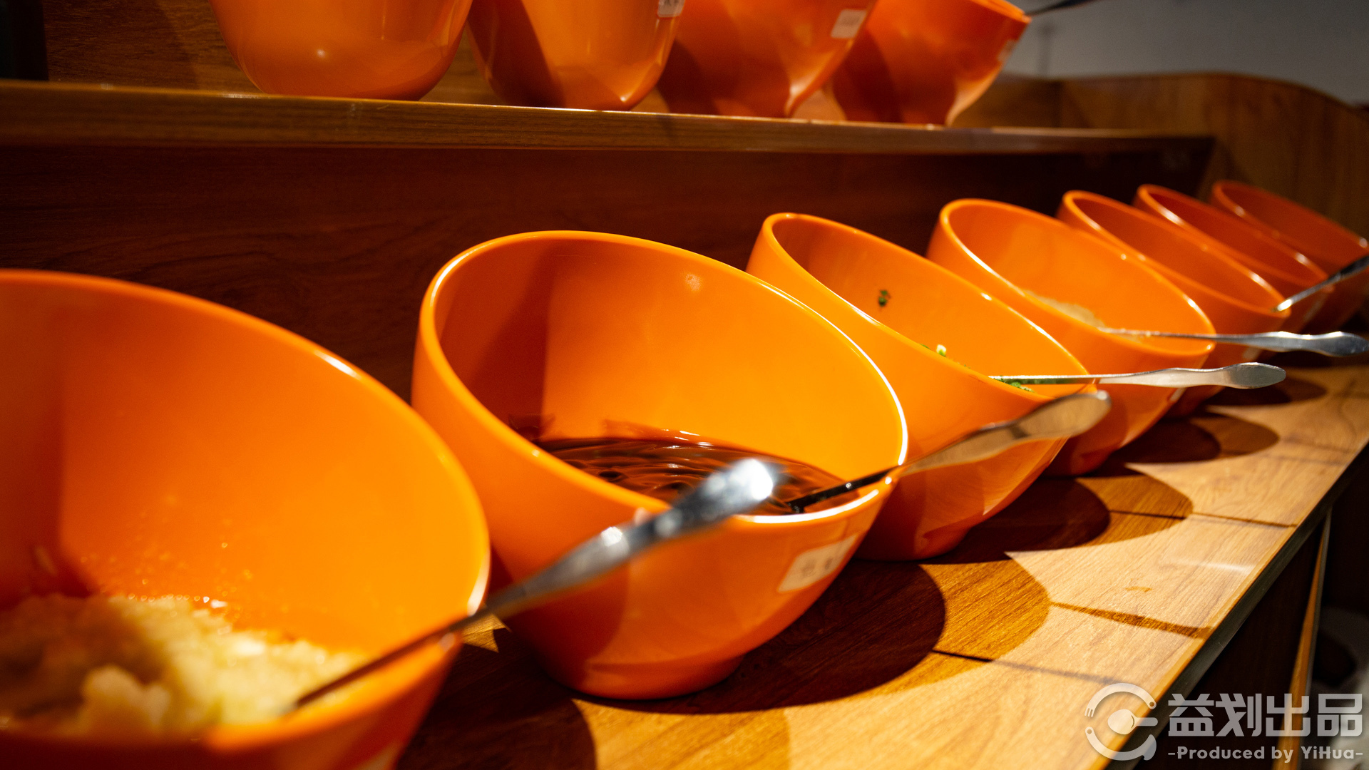 呼市旋转火锅烧烤一体餐厅,呼市吃烤肉推荐餐厅有哪些