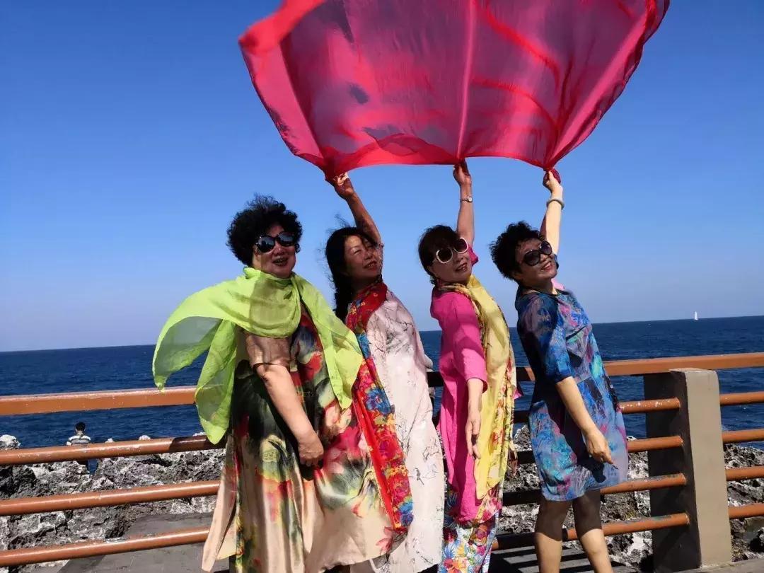 中国大妈旅游拍照姿势五角星,中年大妈拍照摆拍动作