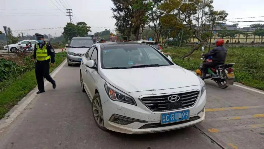 斗门老司机开宝马失误跌落鱼塘！河水灌入车内危在旦夕！急中生智“神”操作脱险！